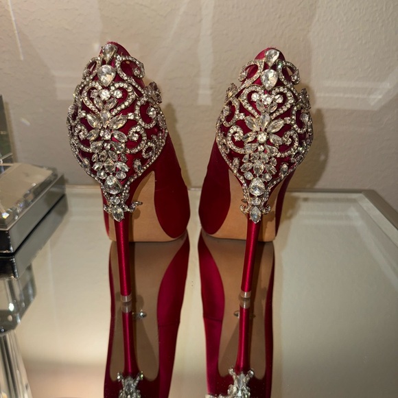 Elegant Red Satin Heels with Crystal Embellishments - Picture 2 of 8